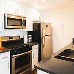 Cozy Modern 1-Bedroom In Koreatown, Near Hollywood Attractions